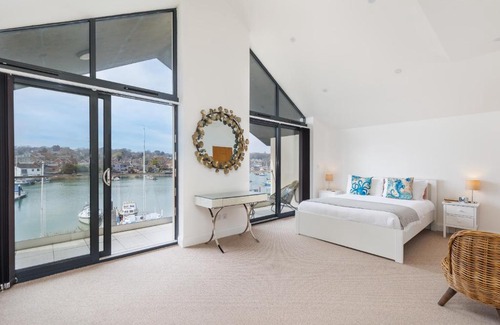 Ryde House | Creek View - A Tranquil Waterside Retreat with a Touch of Luxury and Pontoon