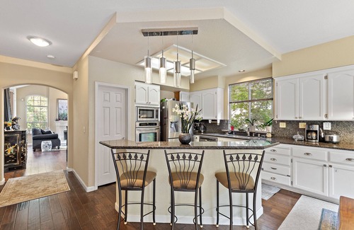 Castro Valley House | Creek view sunshine room for 1 person