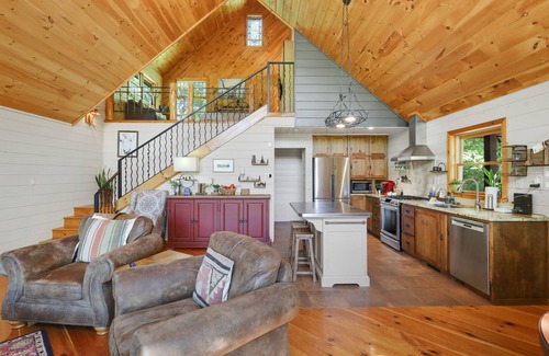 Mineral Bluff Cabin | CreekFront Cabin- 4 Acres- FirePit & Place- Game Tables- Private Yet Close to BR