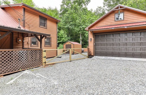 East Ellijay Cabin | Creekfront, hot tub, 2/2 5 acres of privacy, pet friendly, fenced yard