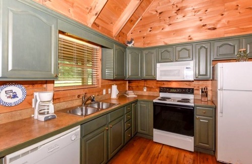 Townsend Cabin | Creekside (2-Bedroom Cabin) - Pets Allowed by RedAwning
