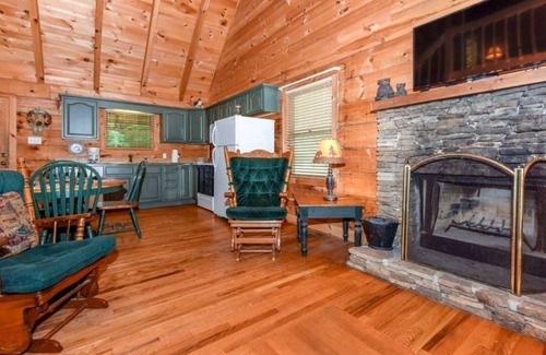 Townsend Cabin | Creekside (2-Bedroom Cabin) - Pets Allowed by RedAwning