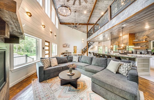 Pickens Cabin | Creekside Broken Bow Retreat w/Hot Tub + Games