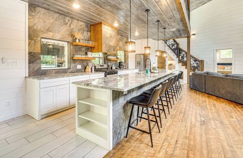 Pickens Cabin | Creekside Broken Bow Retreat w/Hot Tub + Games