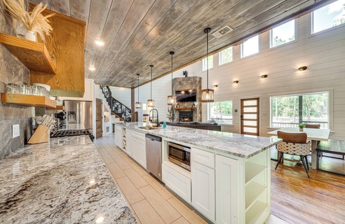 Pickens Cabin | Creekside Broken Bow Retreat w/Hot Tub + Games