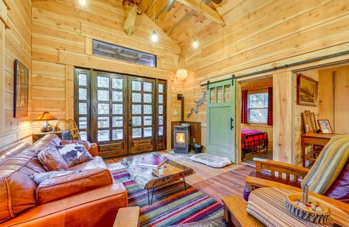 Hartland House | Creekside Cabin about 20 Mi to Kings Canyon Park!
