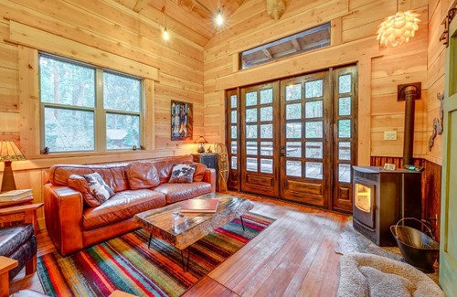 Hartland House | Creekside Cabin about 20 Mi to Kings Canyon Park!