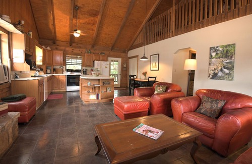 Vanderpool Cabin | Creekside Cabin near Lost Maples State Park