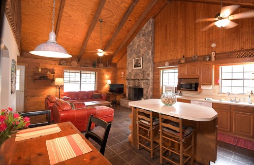 Vanderpool Cabin | Creekside Cabin near Lost Maples State Park