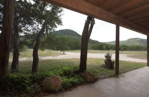 Vanderpool Cabin | Creekside Cabin near Lost Maples State Park