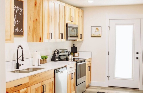 McCammon House | Creekside Cabin Ponderosa- ONE BR, Stay near Lava!