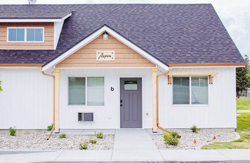 McCammon House | Creekside Cabin Ponderosa- ONE BR, Stay near Lava!