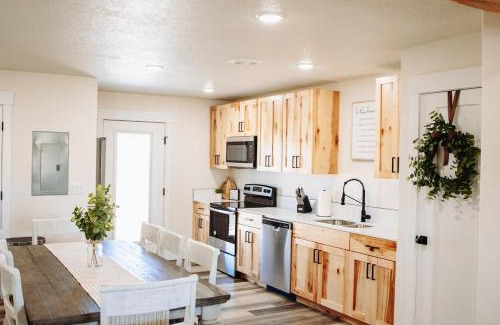 McCammon House | Creekside Cabin-Willow stay with views & near Lava