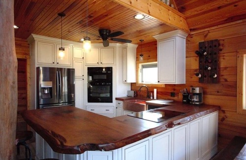 Leitchfield Cabin | Creekside Cabin with hot tub