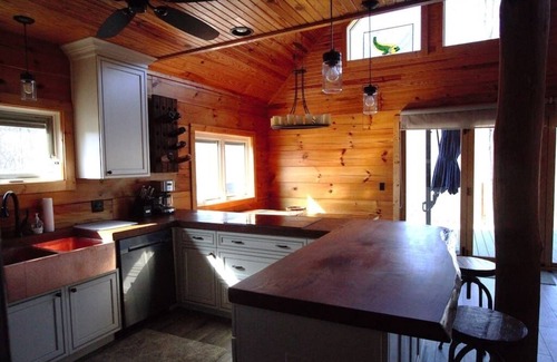 Leitchfield Cabin | Creekside Cabin with hot tub