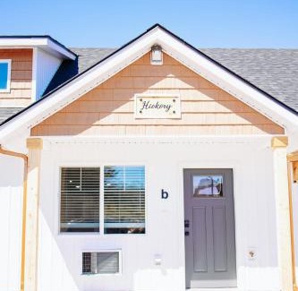 McCammon House | Creekside Cabins Hickory Stay w views near Lava