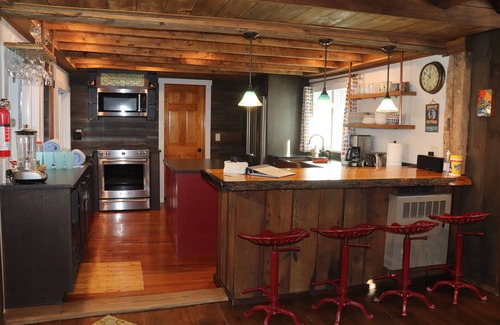 Rupert House | Creekside Camp. NO CLEANING FEE. Relax in the Hot Tub Creekside - Vermont Style