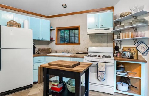 Austin Cottage | Creekside Cottage in the City, 1 BR, addt’l sleeper sofa, AC & all amenities