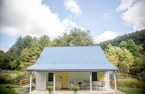 Dugspur Cottage | Creekside Cottage Near Floyd, VA, and Blue Ridge Parkway with deck and gas grill