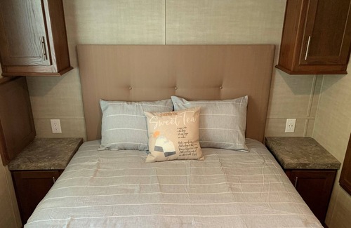 Wapakoneta Cabin | Creekside Getaway at Glacier Hill Lakes near Wapakoneta