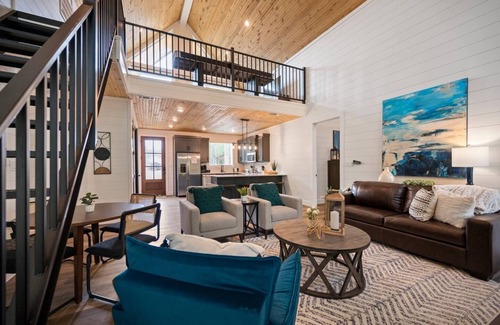 Hochatown House | Creekside in Hochatown | King Suites, Game Loft