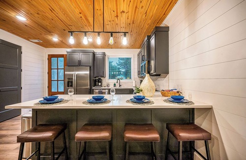 Hochatown House | Creekside in Hochatown | King Suites, Game Loft