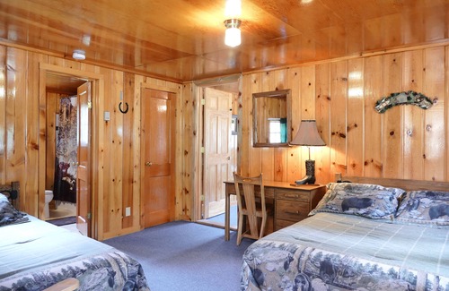 Wapiti Hotel | Creekside Lodge at Yellowstone
