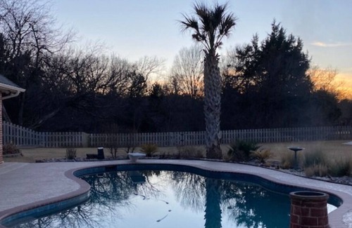 Midlothian House | Creekside Oasis with pool & hot tub- 35 minutes from Downtown Dallas/Forth Worth