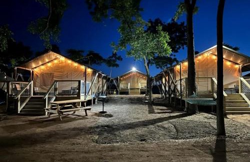 Sutherland Springs Other | Creekside Safari Tent Chic: Experience Wild Comfort in Cibolo, Texas
