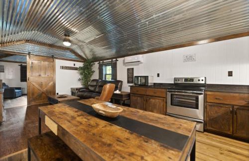 Stanton House | CREEKSIDE SNUG wd HOTTUB