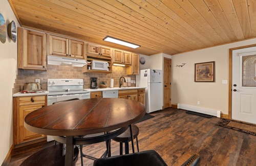 Fall River Estates Condo | Creekside Suite 06 River View!