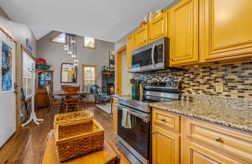 Ellijay Cabin | Creeksong | Cabin in Ellijay with fireplaces, pools, tennis, gym, rec center, AC