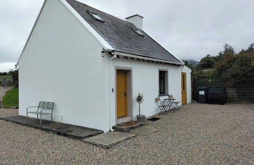 Glenveagh Cottage | Creeslough - 2 Bed Cottage - Pet Friendly - Garden