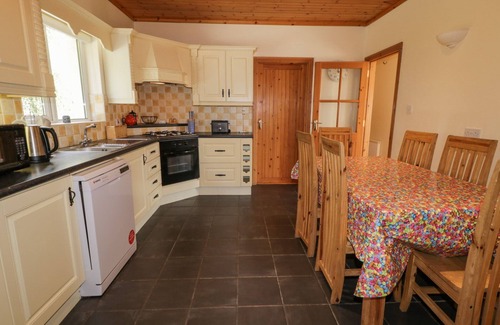 Portnablagh Cottage | CREESLOUGH VIEW, pet friendly in Creeslough, County Donegal