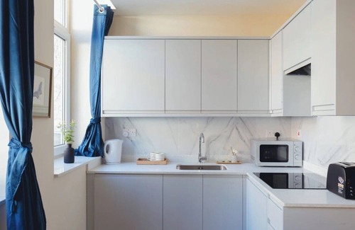 High Wycombe Apartment | Crendon House Cosy Studio - Sleeps 2 & Kitchen