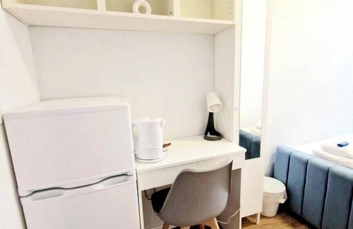 High Wycombe Apartment | Crendon House Cosy Studio - Sleeps 2 & Kitchen