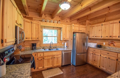 Lansing Cabin | Crest Cabin - Blue Ridge Mountain Log Cabin - Views - Fireplace - River Access!
