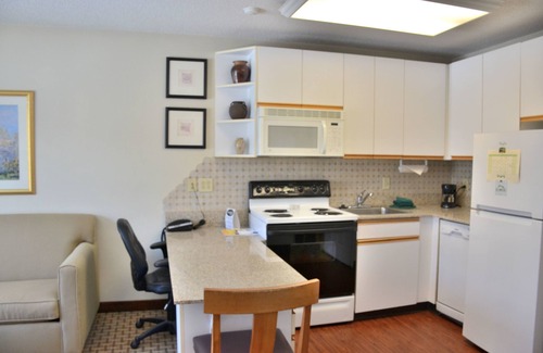 East Syracuse Hotel | Cresthill Suites Syracuse