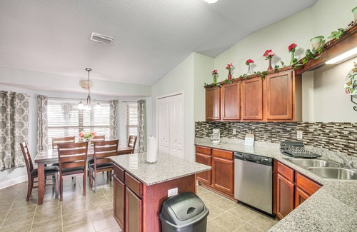 Crestview House | Crestview Family Home: Screened Porch & Games!