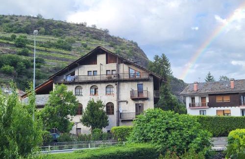 Saint-Pierre Apartment | Cretallaz - Rustic chic with castle view, free parking and WiFi