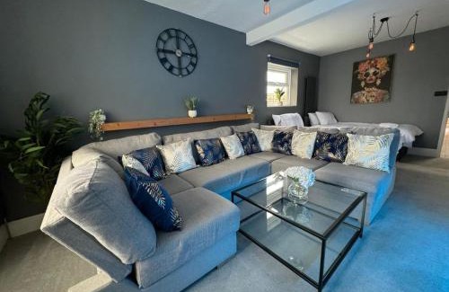 Swindon House | Cricklade House - Sleeps 10, Long Stay, Parking, Wifi