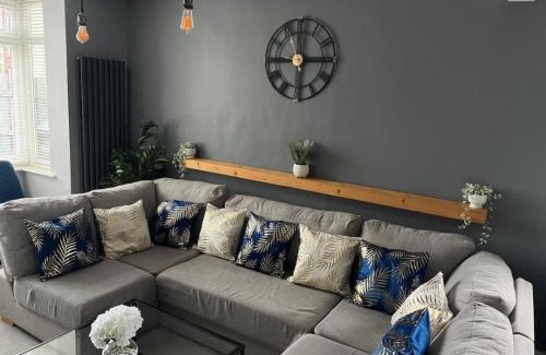 Swindon House | Cricklade House - Sleeps 10, Long Stay, Parking, Wifi