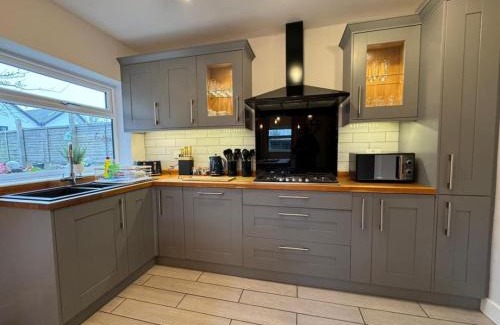Swindon House | Cricklade House - Sleeps 10, Long Stay, Parking, Wifi