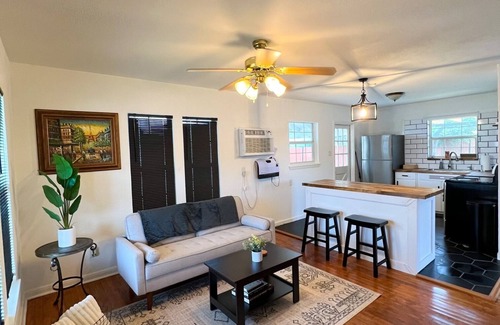 Arena District House | Crockett’s Place steps from Frost Bank Center, near The Pearl and Downtown