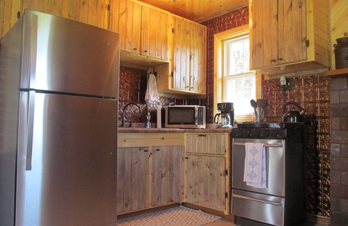 Logan Cabin | Crooked Creek Oasis -Little cabin on the creek -Hocking Hills area