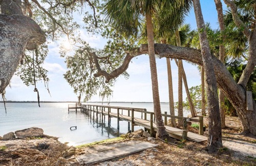 Tropic House | Crooked Mile Hideaway on the River