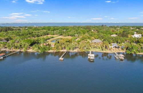 Tropic House | Crooked Mile Hideaway on the River