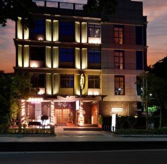 JP Nagar Hotel | Cross Roads Inn