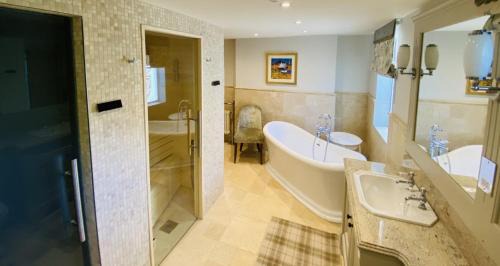 Glasgow Hotel | Crossbasket Castle, Hotel & Restaurant