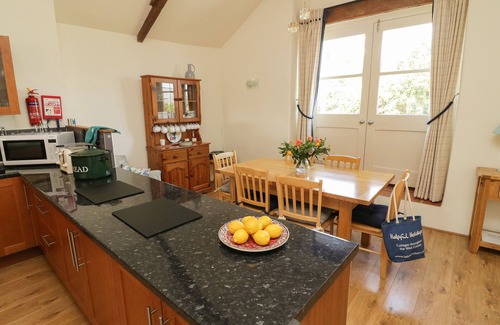 Loddiswell Cottage | CROSSCOMBE BARN, pet friendly, with open fire in Loddiswell